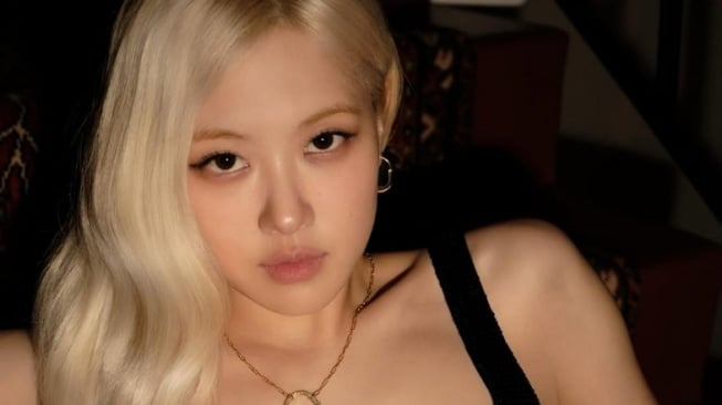 4 Inspirasi OOTD Kasual ala Rose BLACKPINK, Minimalis tapi Super Stylish!