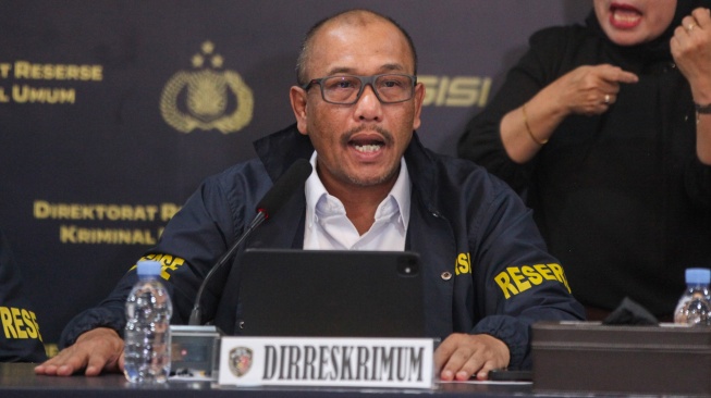 Dirreskrimum Polda Metro Jaya Kombes Pol Wira Satya Triputra memberikan keterangan pers terkait pengungkapan kasus pembunuhan kepala cabang Bank Rakyat Indonesia (BRI) di Gedung Ditreskrimum Polda Metro Jaya, Jakarta, Selasa (16/9/2025). [ANTARA FOTO/Meli Pratiwi/RIVfoc]