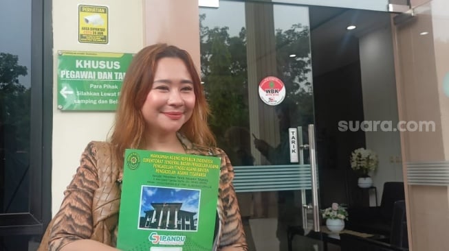 Chikita Meidy di Pengadilan Agama Tigaraksa, Tangerang pada Selasa, 16 September 2025. [Suara.com/Rena Pangesti]