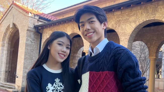 Mischka Aoki bersama sang adik, Devon Kei Enzo [Instagram]