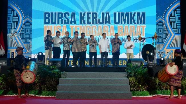 Memorandum of Understanding (MoU) yang ditandatangani Wakil Menteri UMKM, Helvi Moraza bersama dengan Direktur Utama BPJS Ketenagakerjaan, Pramudya Iriawan Buntoro, yang disaksikan oleh Menteri Koordinator Pemberdayaan Masyarakat, Muhaimin Iskandar pada Selasa (16/9/2025) (Dok: BPJS Ketenagakerjaan)