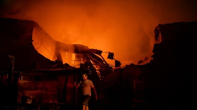 Kebakaran Hebat Pabrik Konstruksi di Serpong Utara