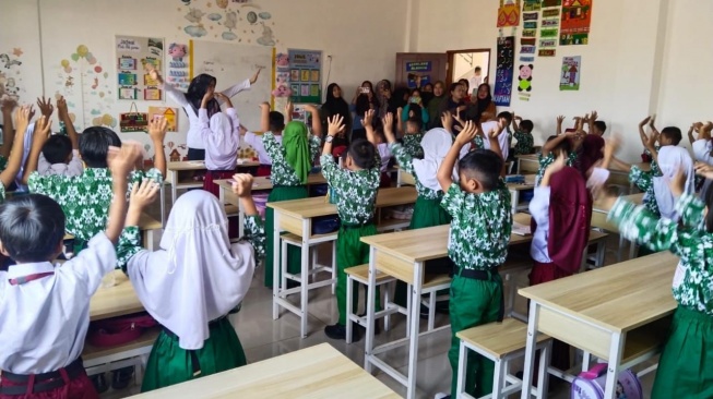 Kegiatan belajar mengajar di SDN 1 Porara di Desa Morosi, Kecamatan Morosi, Kabupaten Konawe, Sulawesi Tenggara. [dok. pribadi]