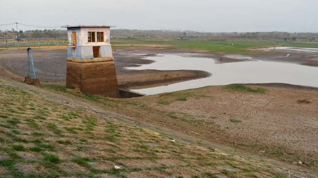 Kondisi Waduk Dawuhan yang airnya menyusut di Kabupaten Madiun, Jawa Timur, Senin (15/9/2025). [ANTARA FOTO/Siswowidodo/nz]