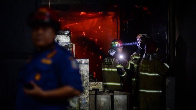 Petugas Damkar berusaha memadamkan api yang membakar pabrik konstruksi di Serpong Utara, Kota Tangerang Selatan, Banten, Senin (15/9/2025). [ANTARA FOTO/Putra M. Akbar/nz]