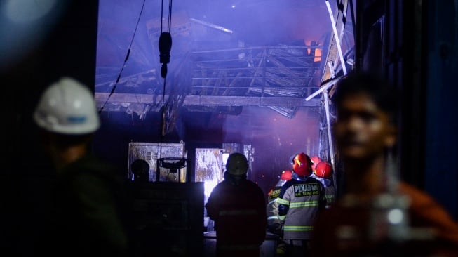 Petugas Damkar berusaha memadamkan api yang membakar pabrik konstruksi di Serpong Utara, Kota Tangerang Selatan, Banten, Senin (15/9/2025). [ANTARA FOTO/Putra M. Akbar/nz]