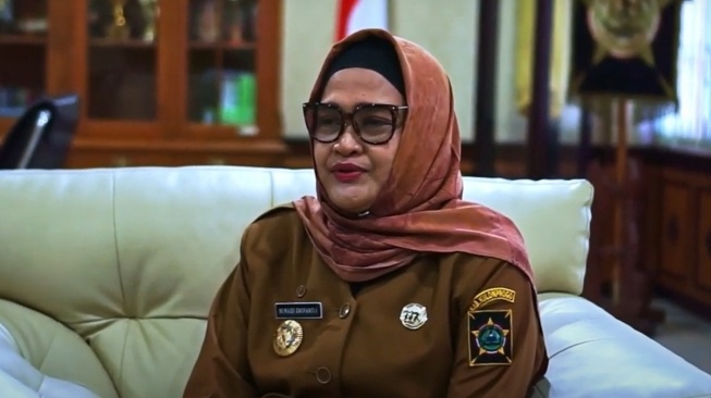 Ni Made Dwipanti Indrayanti saat masih memimpin Kulon Progo sebagai Pj Bupati. (Youtube/Suara.com)