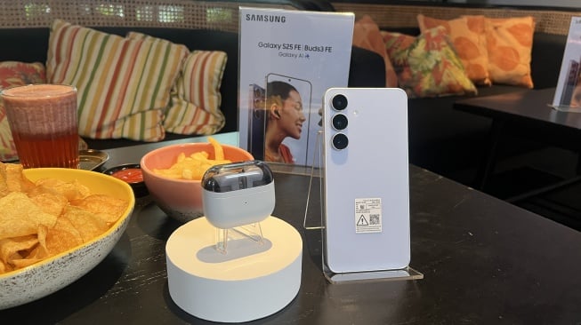Samsung Galaxy S25 FE yang resmi dikenalkan ke Indonesia pada Rabu (17/9/2025). [Suara.com/Dicky Prastya]