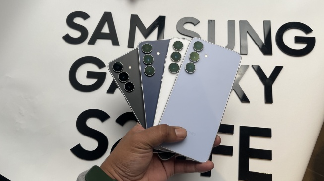 Samsung Galaxy S25 FE yang resmi dikenalkan ke Indonesia pada Rabu (17/9/2025). [Suara.com/Dicky Prastya]