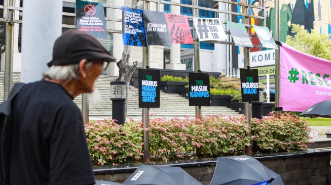 Peserta aksi yang tergabung dalam Koalisi Masyarakat Sipil Untuk Reformasi Sektor Keamanan mengangkat poster saat mengikuti aksi di depan Gedung Mahkamah Konstitusi (MK), Jakarta, Rabu (17/9/2025). [Suara.com/Alfian Winanto]