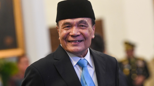 Djamari Chaniago bersiap mengikuti pelantikan dan pengambilan sumpah jabatan oleh Presiden Prabowo Subianto pada acara Pelantikan Menteri dan Wakil Menteri Negara Kabinet Merah Putih Dalam Sisa Masa Jabatan Periode Tahun 2024-2029 di Istana Negara, Jakarta, Rabu (17/9/2025). [ANTARA FOTO/Muhammad Adimaja/aww]