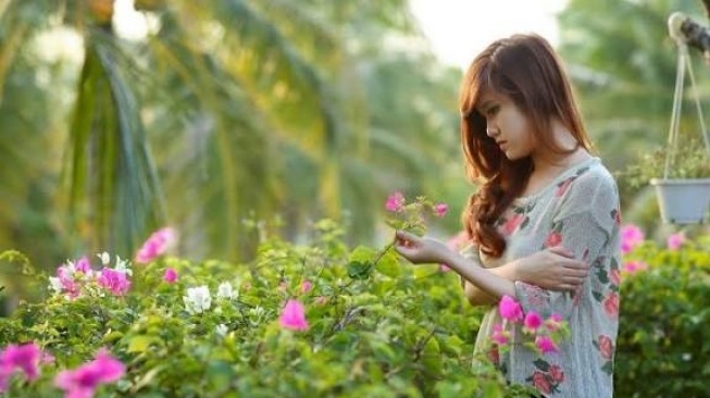 Ada berbagai prompt yang bisa kamu gunakan untuk membuat foto AI seolah berada di taman bunga.