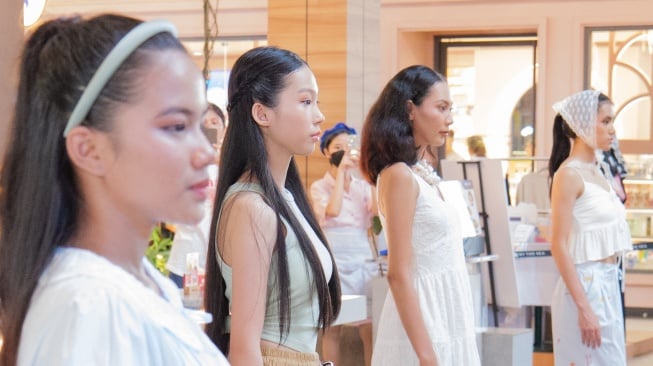 Tata rias dan rambut ditangani oleh Rabbit Habit, sementara koleksi desainer ditampilkan oleh Hoshigoru Swimwear melalui tema “Boho of Bali” (Dok: By The Sea)