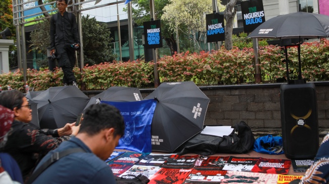 Peserta aksi yang tergabung dalam Koalisi Masyarakat Sipil Untuk Reformasi Sektor Keamanan mengangkat poster saat mengikuti aksi di depan Gedung Mahkamah Konstitusi (MK), Jakarta, Rabu (17/9/2025). [Suara.com/Alfian Winanto]