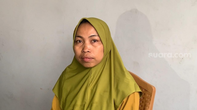 Kakak Mpok Alpa, Banong dalam sesi wawancara di kediamannya kawasan Ciganjur, Jakarta Selatan, Rabu, 17 September 2025.. [Suara.com/Adiyoga Priyambodo]