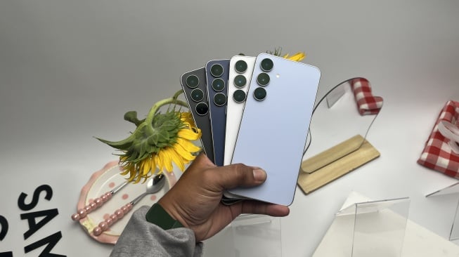 Samsung Galaxy S25 FE yang resmi dikenalkan ke Indonesia pada Rabu (17/9/2025). [Suara.com/Dicky Prastya]