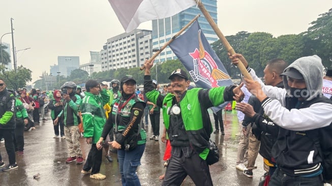 Bawa 7 Poin Tuntutan, Hujan Deras Tak Surutkan Semangat Aksi Ojol di Depan Gedung DPR RI