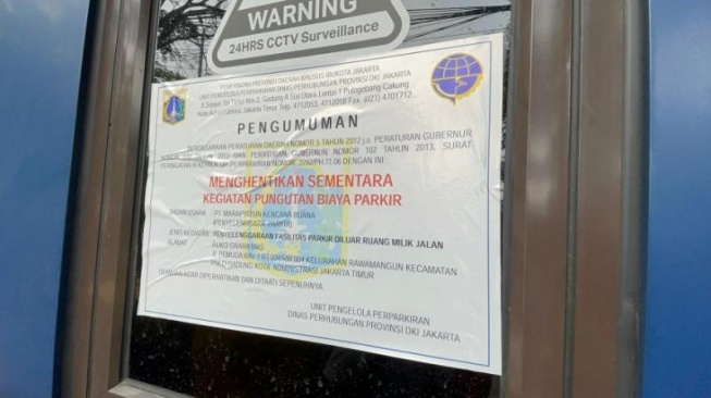 Pansus Perparkiran DPRD DKI Jakarta bersama Dishub menyegel lahan parkir di Kawasan Jakarta Timur sekaligus menyegelnya, Rabu (17/9/2025). [Suara.com/Fakhri]