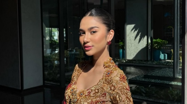 Azizah Salsha galau jelang sidang ikrar talak. (Instagram/@azizahsalsha_)