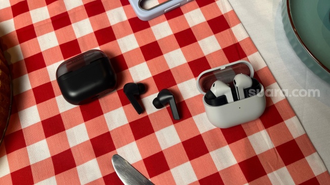 TWS Samsung Galaxy Buds 3 FE yang resmi dikenalkan ke Indonesia pada Rabu (17/9/2025). [Suara.com/Dicky Prastya]