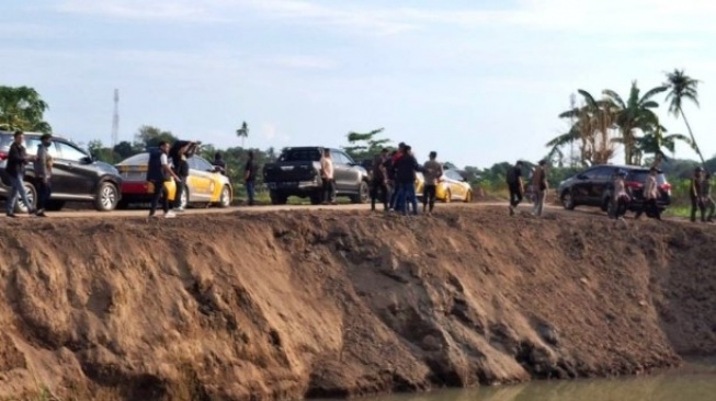 Suasana penyegelan dengan garis polisi pada lokasi tambang diduga ilegal oleh aparat gabungan TNI-Polri di Dusun Mandengeng Toa, Desa Tindang, Kecamatan Bontonompo, Kabupaten Gowa, Sulawesi Selatan [Suara.com/ANTARA]