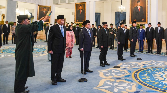 Menteri Koordinator Bidang Politik dan Keamanan Djamari Chaniago (kiri), Wakil Kepala Badan Gizi Nasional Nanik Sudaryati Deyang (kedua kiri), Menteri Pemuda dan Olahraga Erick Thohir (ketiga kiri), Kepala Kantor Staf Kepresidenan M Qodari (keempat kiri), Penasihat Khusus Presiden Bidang Keamanan dan Ketertiban Masyarakat serta Reformasi Kepolisian Ahmad Dofiri (kedua kanan), dan Kepala Badan Komunikasi Pemerintah Angga Raka Prabowo (kanan) mengikuti pelantikan dan pengambilan sumpah jabatan oleh Presiden Prabowo Subianto pada acara Pelantikan Menteri dan Wakil Menteri Negara Kabinet Merah Putih Dalam Sisa Masa Jabatan Periode Tahun 2024-2029 di Istana Negara, Jakarta, Rabu (17/9/2025). [ANTARA FOTO/Muhammad Adimaja/aww]