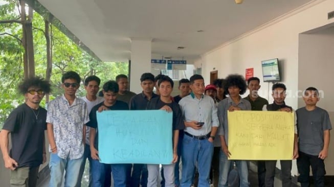 Perkumpulan Aktivis Maluku Utara menggelar aksi damai di Pengadilan Negeri Jakarta Pusat pada Rabu (17/9/2025). (Suara.com/Yaumal)