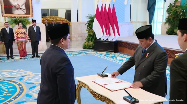 Potret Erick Thohir dilantik menjadi Menteri Pemuda dan Olahraga  (YouTube/Sekretariat Presiden)