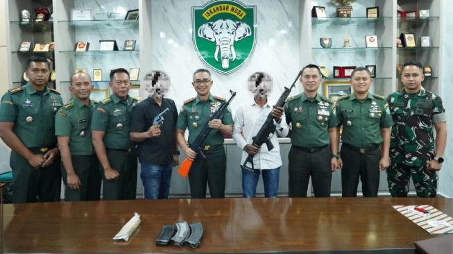 Warga Aceh Serahkan 3 Pucuk Senjata Api dan Amunisi ke TNI
