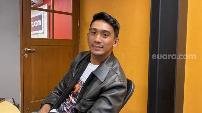 Daffa Wardhana, pemain film Air Mata di Ujung Sajadah 2 saat berkunjung ke kantor Suara.com di kawasan Kuningan, Jakarta Selatan pada Selasa, 16 September 2025. [Suara.com/Tiara Rosana]
