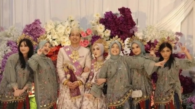Arafah Rianti dan Halda Geser Tren Bridesmaid! Elegan dengan Baju Bodo di Pernikahan Feby Putri
