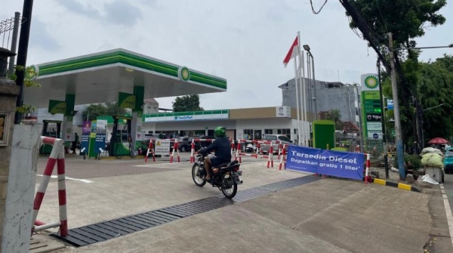 Suasana lengang terlihat di salah satu SPBU Swasta di Jakarta, Kamis (18/9/2025). [Suara.com/Yaumal]