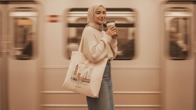 13 Prompt Gemini AI Edit Foto Sinematik di Stasiun, Siap Pakai dan Hasilnya Kayak Asli