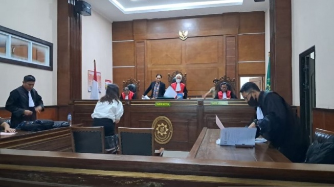 Ivon Setia Anggara (65) terdakwa kasus tabrak lari menjalani sidang pembacaan tuntutan di Pengadilan Negeri Jakarta Utara di Jakarta, Kamis (18/9/2025). ANTARA/Mario Sofia Nasution