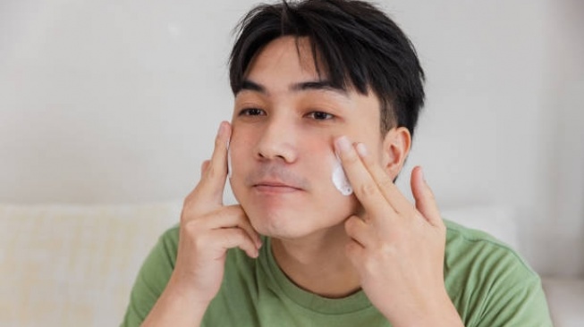 Ilustrasi pria pakai skincare - rekomendasi skincare pemutih wajah pria permanen. (Pixabay)