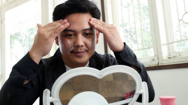 Ilustrasi pria pakai skincare - skincare untuk pria kulit berminyak dan kusam. (Pixabay)