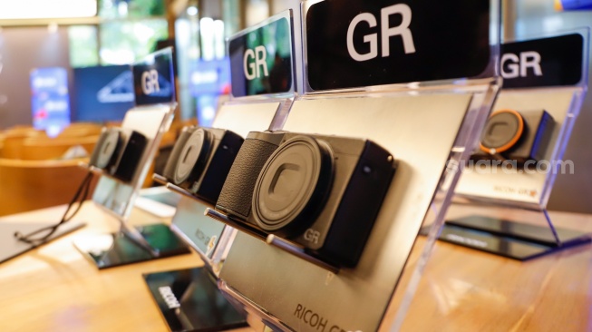 Penampakan kamera Ricoh GR IV yang baru saja rilis di Jakarta, Kamis, (18/9/2025). [Suara.com/Alfian Winanto]