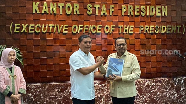 Sempat Diwarnai Jatuhnya Air Mata, AM Putranto Resmi Serahkan Jabatan KSP ke Qodari