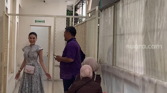 Nikita Mirzani berpose bak peragawati jelang sidang lanjutan kasus pemerasan dan TPPU di Pengadilan Negeri Jakarta Selatan, Kamis, 18 September 2025. [Suara.com/Adiyoga Priyambodo]