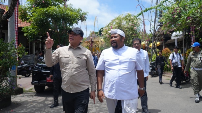 Dirjen Bina Pemdes Kemendagri La Ode Ahmad P. Bolombo saat memonitoring Siskamling di Bali (Dok: Kemendagri)