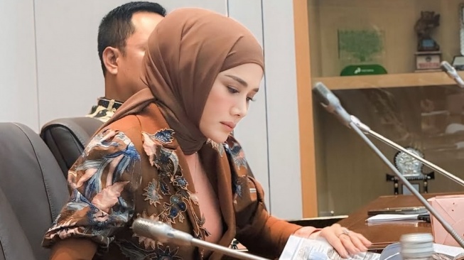 Mulan Jameela Kerja Pakai Tas Seharga Gaji dan Tunjangan DPR Sebulan?