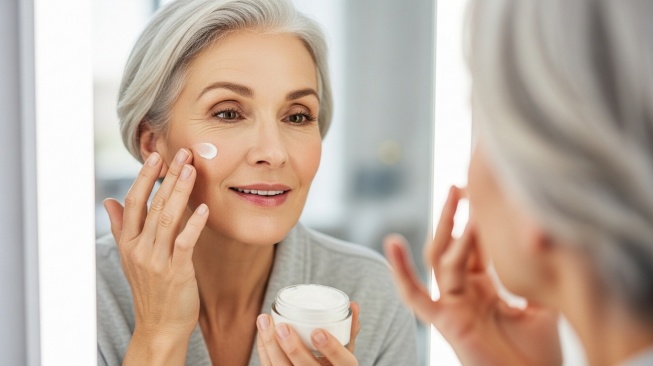 5 Rekomendasi Moisturizer Terbaik untuk 50 Tahun ke Atas: Lawan Kerutan, Kembalikan Kelembapan Kulit
