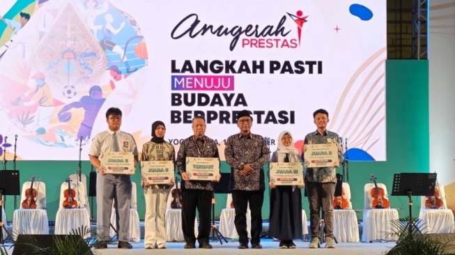 Dari Transfer Pengetahuan ke Generasi Kreatif: DIY Beri Penghargaan 995 Insan Pendidikan
