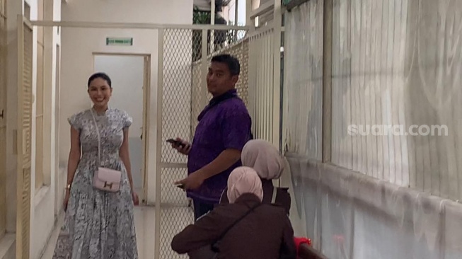 Nikita Mirzani berpose bak peragawati jelang sidang lanjutan kasus pemerasan dan TPPU di Pengadilan Negeri Jakarta Selatan, Kamis, 18 September 2025. [Suara.com/Adiyoga Priyambodo]