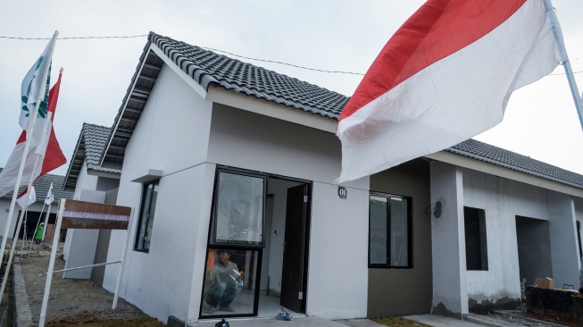 Pekerja membersihkan kaca di salah satu unit rumah untuk masyarakat berpenghasilan rendah (MBR) di Desa Sukawali, Pakuhaji, Kabupaten Tangerang, Banten, Rabu (17/9/2025). [ANTARA FOTO/Putra M. Akbar/rwa]