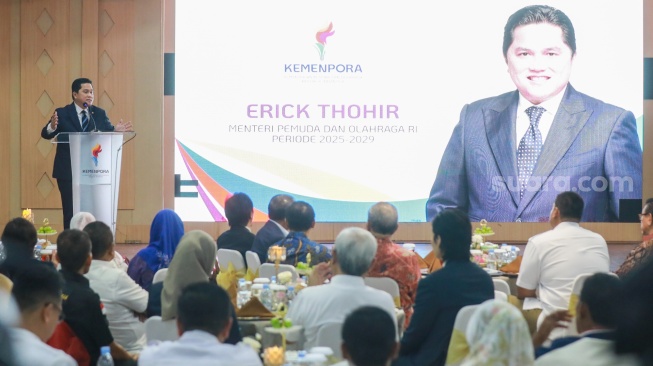 Menteri Pemuda dan Olahraga Erick Thohir memberikan sambutan usai serah terima jabatan (sertijab) di Kantor Kemenpora, Jakarta, Kamis (18/9/2025). [Suara.com/Alfian Winanto]
