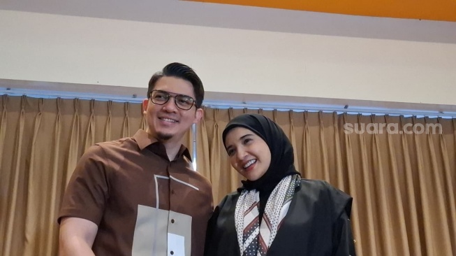 Zaskia Sungkar dan Irwansyah dalam sesi jumpa pers di Morula IVF, Menteng, Jakarta Pusat, Kamis, 18 September 2025 [Suara.com/Adiyoga Priyambodo].