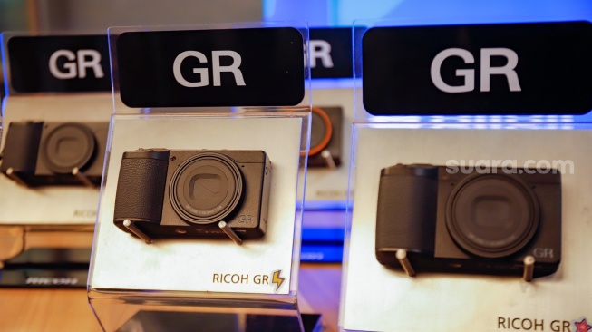 Penampakan kamera Ricoh GR IV yang baru saja rilis di Jakarta, Kamis, (18/9/2025). [Suara.com/Alfian Winanto]