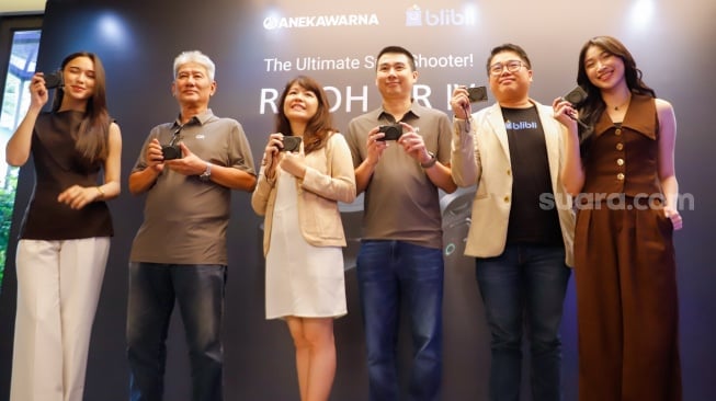 Sales Manager Aneka Warna Solusi Media, Henry Untung (kedua kiri) beserta tim dan influencer saat launching kamera Ricoh GR IV di Jakarta, Kamis, (18/9/2025). [Suara.com/Alfian Winanto]