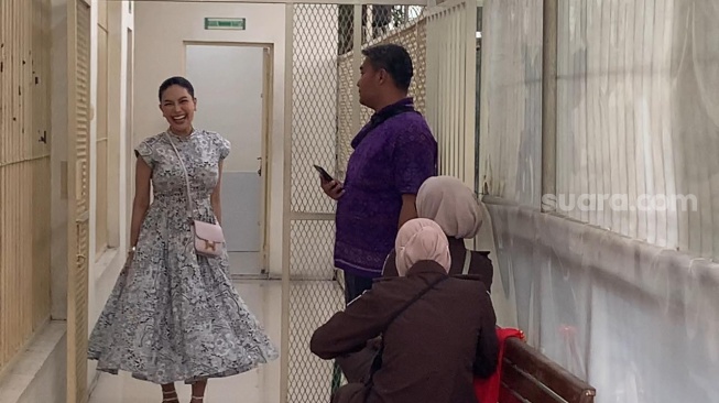 Nikita Mirzani berpose bak peragawati jelang sidang lanjutan kasus pemerasan dan TPPU di Pengadilan Negeri Jakarta Selatan, Kamis, 18 September 2025. [Suara.com/Adiyoga Priyambodo]